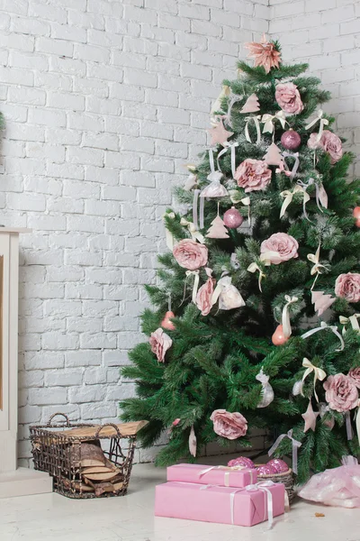 Imagen de chimenea y árbol de Navidad decorado con regalo — Foto de Stock