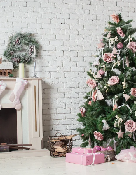 Beeld van schoorsteen en gedecoreerde kerstboom met cadeau — Stockfoto