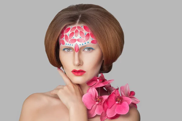 Tournage créatif. Belle femme de mode avec un maquillage créatif conceptuel avec effet de dispersion — Photo