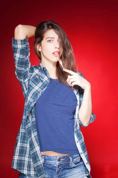 Young beautiful girl posing grimacing with chewing gum — Stock Photo, Image