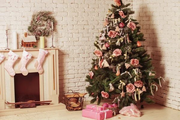 Xmas ağacı hediye ile dekore edilmiş