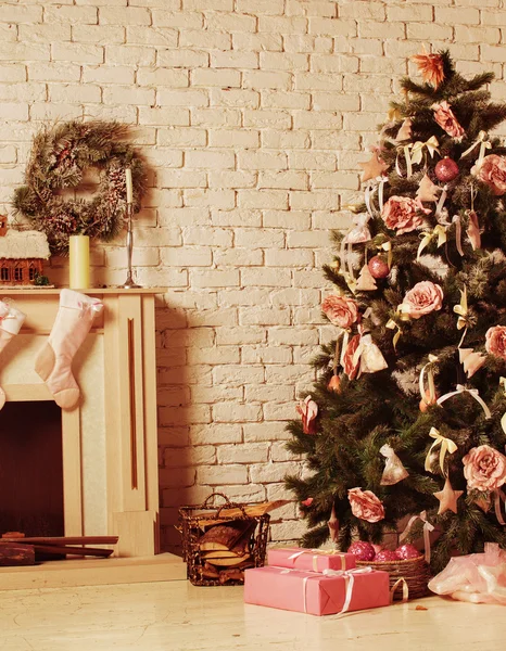 装饰圣诞树的礼物 — 图库照片