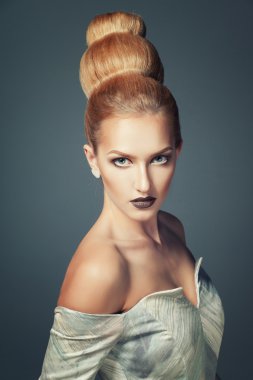 Eski güzel yaratıcı saç modeli ile uzun elbiseli seksi kadın moda