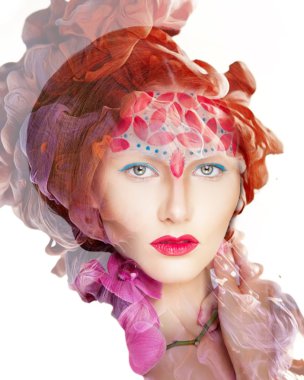 Yaratıcı çekim. Güzel moda kadın ile kavramsal yaratıcı makyaj ile dispersiyon etkisi