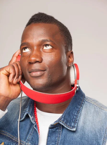 Beau Africain écoutant de la musique sur des écouteurs DJ — Photo