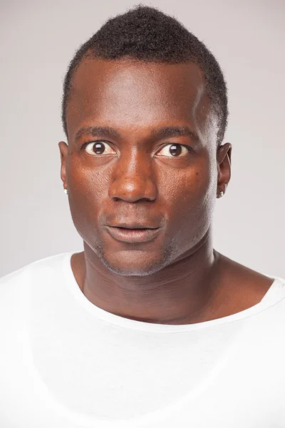 Portret van een Afrikaanse man op grijze achtergrond close-up — Stockfoto