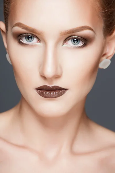 Close-up Retrato de uma mulher bonita com maquiagem criativa — Fotografia de Stock
