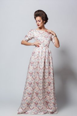 Eski güzel yaratıcı saç modeli ile uzun elbiseli seksi kadın moda