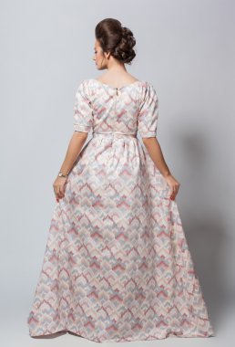 Eski güzel yaratıcı saç modeli ile uzun elbiseli seksi kadın moda