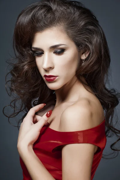 美しい髪、赤いドレスの少女のヴィンテージの肖像 — ストック写真