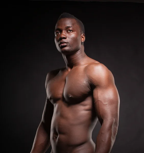 Beau et musclé homme noir en arrière-plan sombre — Photo