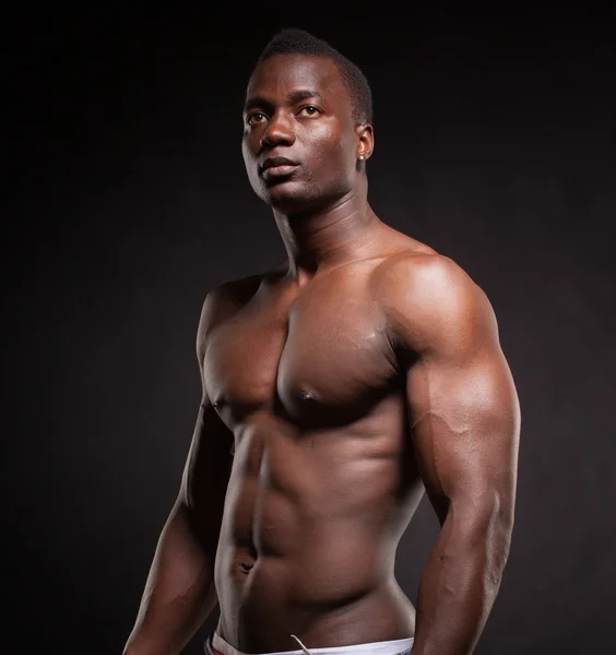 Beau et musclé homme noir en arrière-plan sombre — Photo