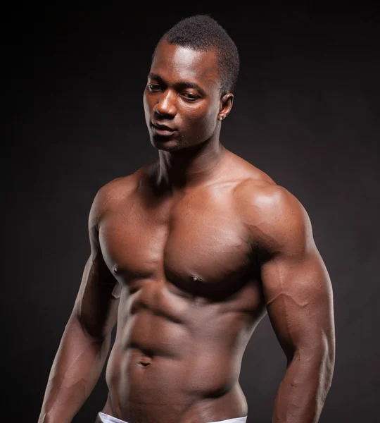 Beau et musclé homme noir en arrière-plan sombre — Photo