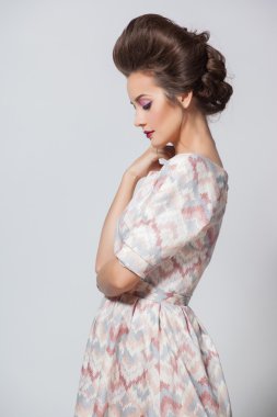 Yakın çekim yaratıcı makyaj ile güzel bir kadın portresi