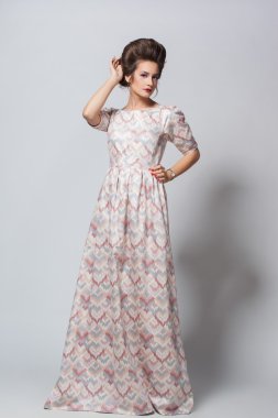 Yakın çekim yaratıcı makyaj ile güzel bir kadın portresi