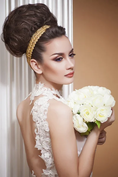 Beautiful and fashion bride in luxury interior — Stock Photo, Image