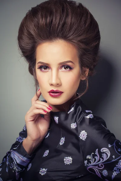 Gamla hederliga sexig kvinna i lång klänning med vackra kreativa frisyr — Stockfoto