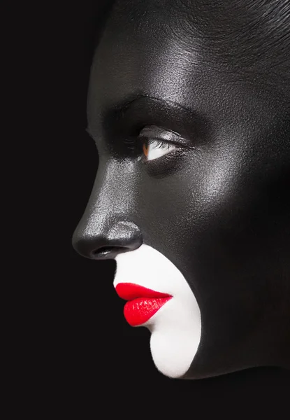 Close-up retrato de moda de uma menina de pele escura com lábios vermelhos — Fotografia de Stock