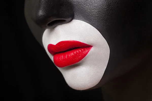 Close-up retrato de moda de uma menina de pele escura com lábios vermelhos — Fotografia de Stock