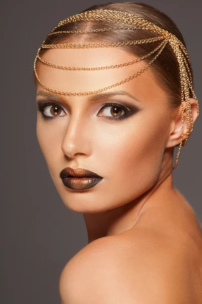 Retrato de una mujer hermosa con maquillaje dorado que lleva joyas, mujer de estilo egipcio —  Fotos de Stock