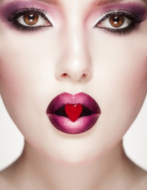Glamour makro dudakları ile küçük kalp