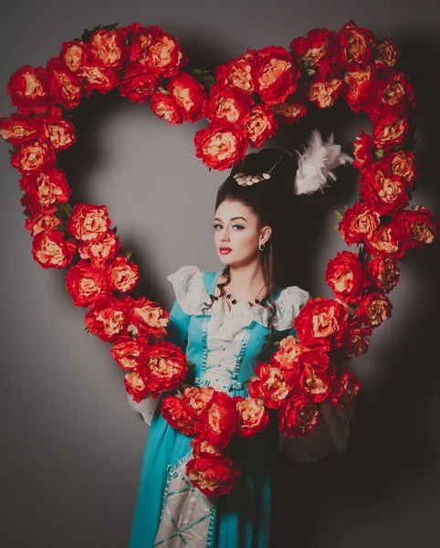 Mulher sexy à moda antiga com coração de flores — Fotografia de Stock