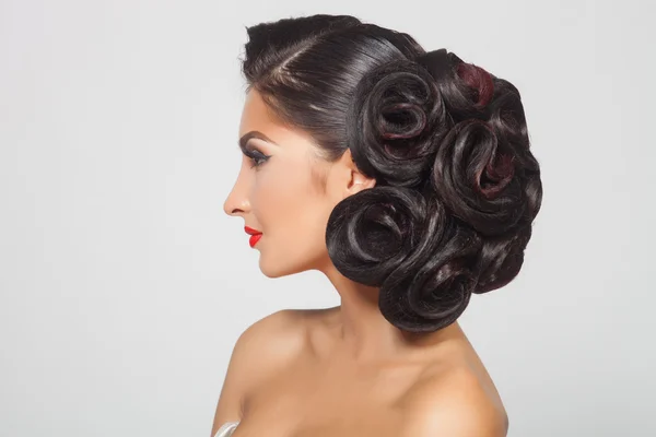 Bela noiva com penteado de moda e maquiagem — Fotografia de Stock