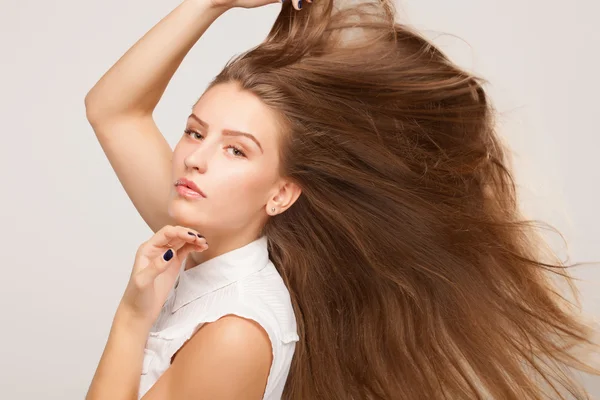 Cabelo bonito, retrato de uma jovem — Fotografia de Stock