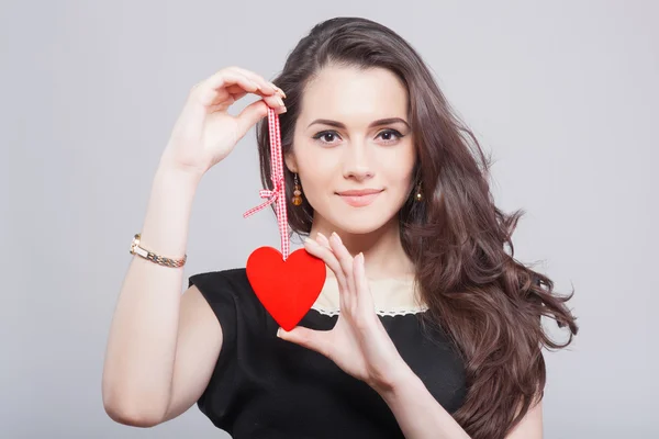 Liefde en de dag van Valentijnskaarten vrouw met hart glimlachend leuk en schattig — Stockfoto