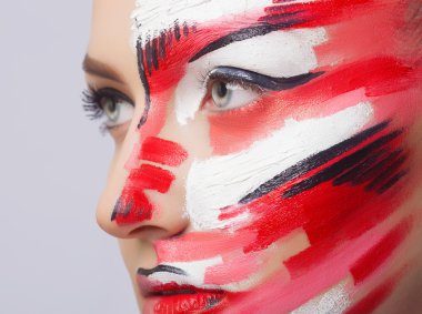 Güzel moda ve kadın ile parlak renk yüz sanat vücut sanatı. Yüzündeki boya. Yaratıcı portre
