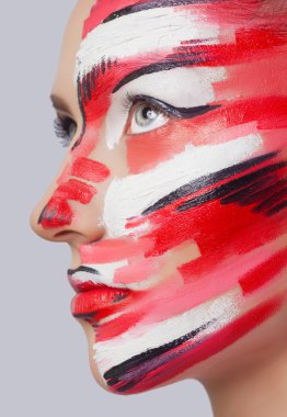 Güzel moda ve kadın ile parlak renk yüz sanat vücut sanatı. Yüzündeki boya. Yaratıcı portre