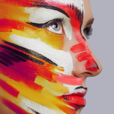 Güzel moda ve kadın ile parlak renk yüz sanat vücut sanatı. Yüzündeki boya. Yaratıcı portre