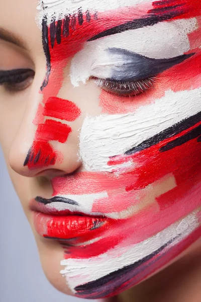 Mulher de moda bonita com arte de rosto de cor brilhante e arte corporal. Tinta na cara. Retrato criativo — Fotografia de Stock