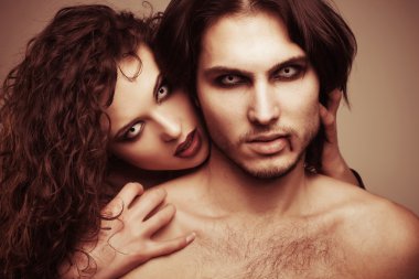 vampire aşık bir çift göz alıcı portresi