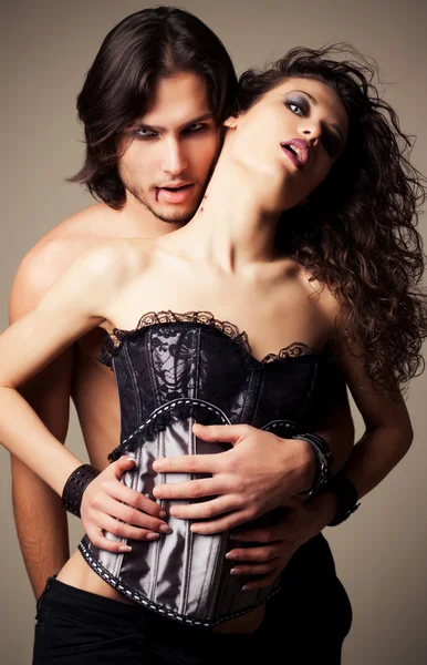 Glamour retrato de una pareja de amantes del vampiro — Stockfoto