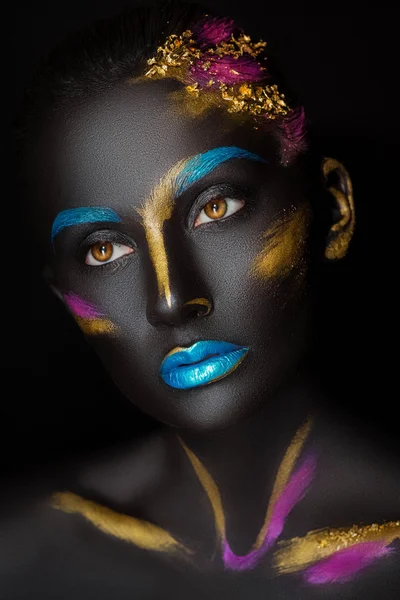 Close-up fashion portrait of a dark-skinned girl with color make-up — Stock Photo, Image