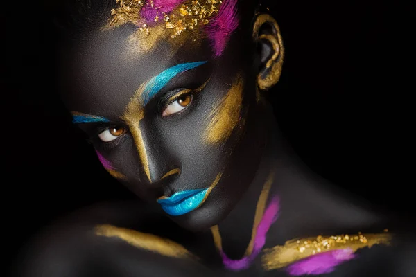 Retrato de moda de cerca de una chica de piel oscura con maquillaje de color — Foto de Stock