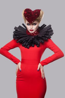 Yaratıcı moda makyaj ve saç bir kalp şeklinde güzel bir genç kız portresi