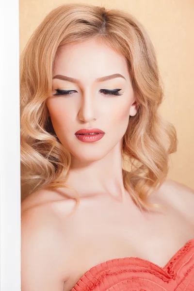 Nádherná modelka v ceremoniální lesklé šaty s krásnou make-up — Stock fotografie