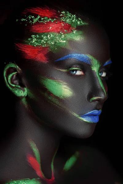 Ritratto di moda da primo piano di una ragazza dalla pelle scura con trucco a colori — Foto Stock
