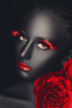 Yakın çekim moda portre renk makyaj esmer kızla