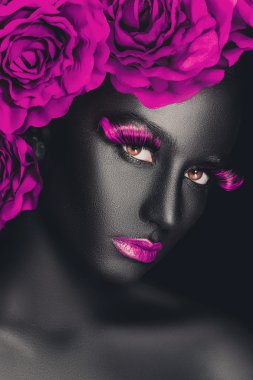 Yakın çekim moda portre renk makyaj esmer kızla