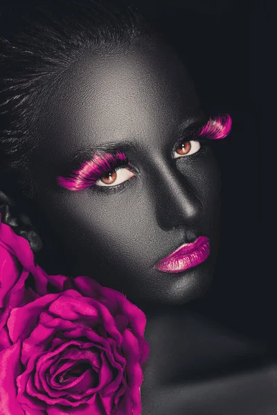 Makro moda piękny portret ciemnej karnacji dziewczyny z kolor makijaż — Zdjęcie stockowe