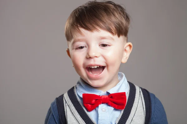 Ritratto di felice gioioso bel bambino isolato su sfondo bianco — Foto Stock