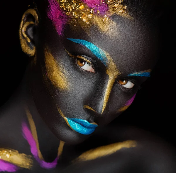 Close-up retrato de moda de uma menina de pele escura com maquiagem de cor — Fotografia de Stock