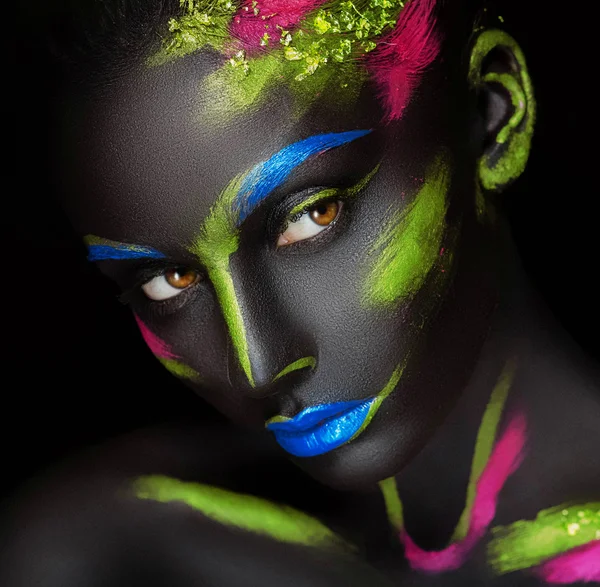 Close-up fashion portrait of a dark-skinned girl with color make-up — Stock Photo, Image