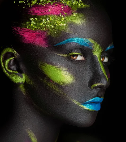 Close-up fashion portrait of a dark-skinned girl with color make-up — Stock Photo, Image