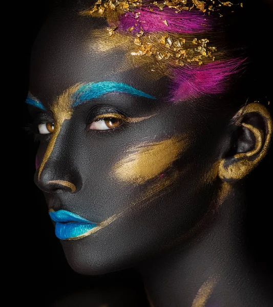 Close-up fashion portrait of a dark-skinned girl with color make-up — Stock Photo, Image