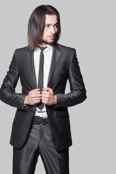 Homem elegante com cabelos longos em terno preto elegante — Fotografia de Stock
