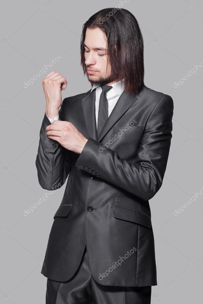 Elegante hombre con pelo largo en elegante traje negro — Foto de